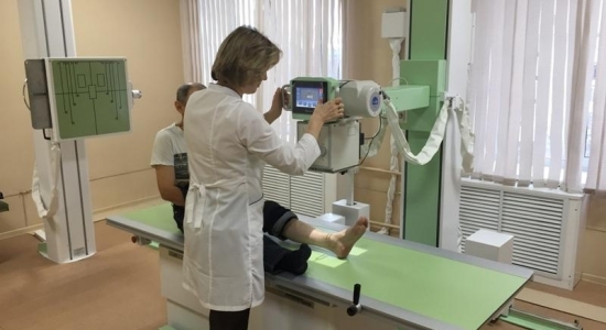 В поликлинику Омска привезли новый рентген-аппарат за 4,4 млн рублей