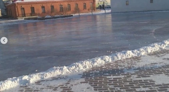 В Омской крепости начали заливать каток